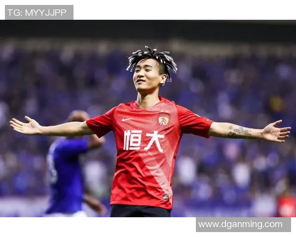 足球明星因意外受伤突遭停赛 引发球迷与媒体热议