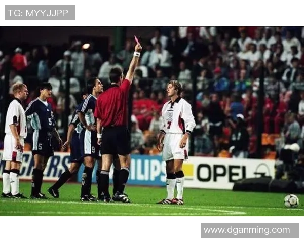 足球球星红牌风云榜：盘点历史上最具争议的十张红牌事件