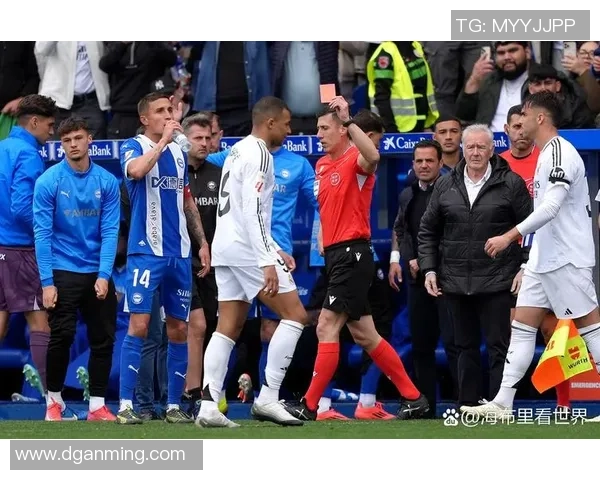 足球场上悠闲散步的球星引发热议其背后深层原因解析